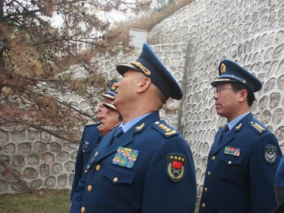 資料圖：空軍首長(zhǎng)瞻仰空軍英雄紀(jì)念墻。