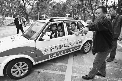 12月16日上午，廣州車管所組織全市96家駕校負(fù)責(zé)人到岑村考場新建的“五門必考”場地，以親身體驗的方式熟悉公安部123號令考試內(nèi)容和考試標(biāo)準(zhǔn)，為迎接駕考新政實施做最后沖刺。