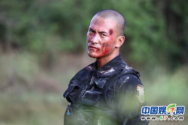 何潔攜新男友機(jī)場(chǎng)大秀恩愛引圍觀 赫子銘背景私照曝光