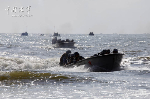 中國海軍演練越海作戰(zhàn) 陸戰(zhàn)隊實施搶灘登陸。