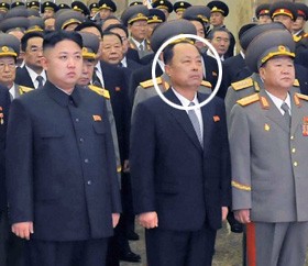 12月17日在朝鮮平壤錦繡山太陽(yáng)宮舉行的金正日逝世一周年悼念活動(dòng)中，被推測(cè)為朝鮮第二自然科學(xué)院院長(zhǎng)崔春植的人（右二圓圈內(nèi)）站在國(guó)防委員會(huì)第一委員長(zhǎng)金正恩旁邊。