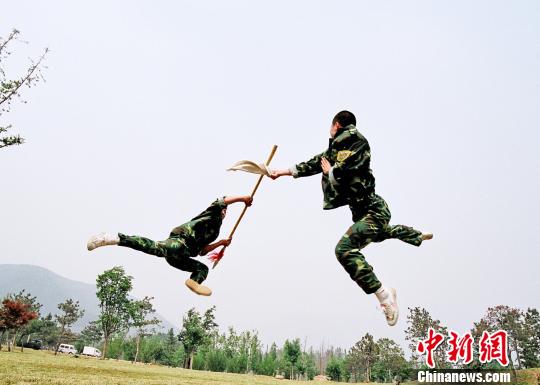 嵩山少林武術(shù)職業(yè)學(xué)院的學(xué)員在進行器械對抗訓(xùn)練資料圖攝