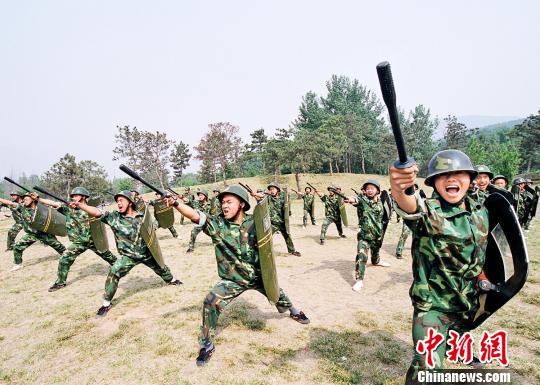 嵩山少林武術(shù)職業(yè)學(xué)院的學(xué)員在進行器械對抗訓(xùn)練資料圖攝