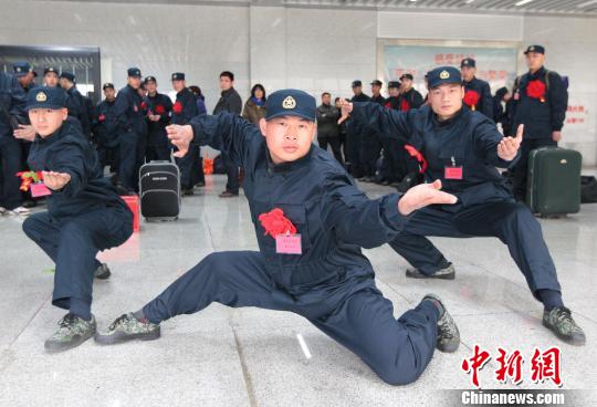 嵩山少林武術(shù)職業(yè)學(xué)院的學(xué)員在進行器械對抗訓(xùn)練資料圖攝