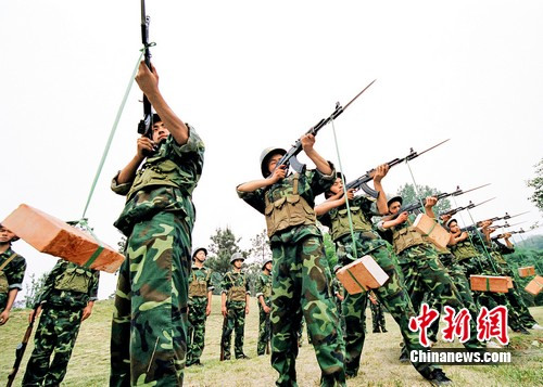 嵩山少林武術(shù)職業(yè)學(xué)院的學(xué)員在進行射擊訓(xùn)練