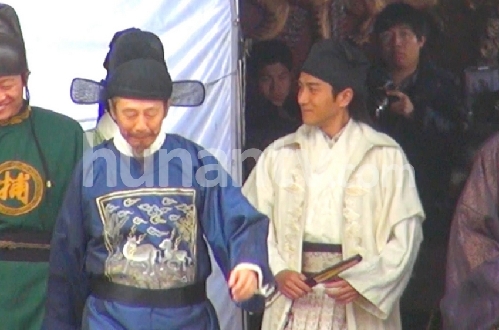 楊冪探班劉愷威 片場當眾擁抱熱吻羨煞眾人