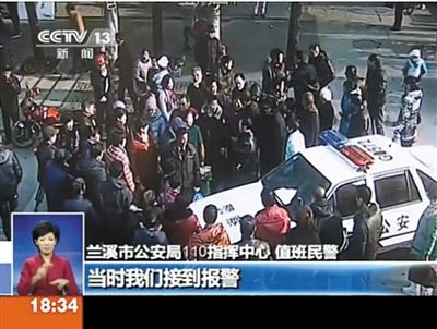 浙江蘭溪，警車遭到“全能神”教徒圍堵。央視視頻截圖