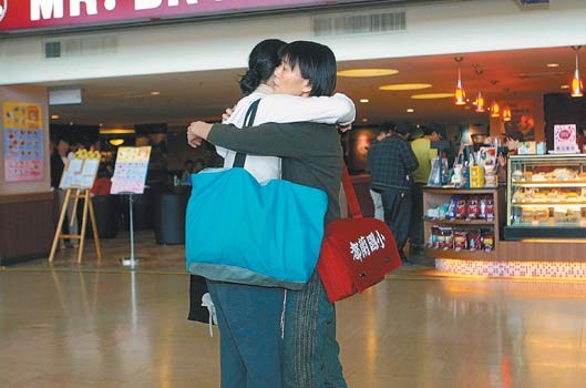 2009年4月29日，馬唯中搭機(jī)赴紐約，母親周美青與馬唯中在機(jī)場(chǎng)深情擁抱。