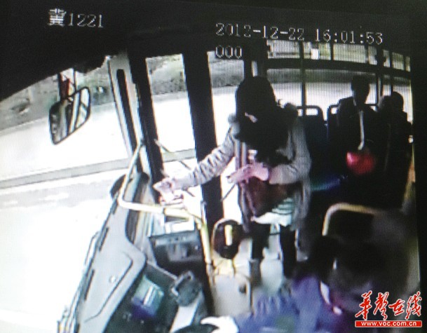 公交車監(jiān)控顯示女子將百元鈔票一張一張投進(jìn)投幣箱。