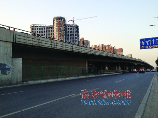 鄭州市中州大道農(nóng)業(yè)路口橋下新建的鐵柵欄。