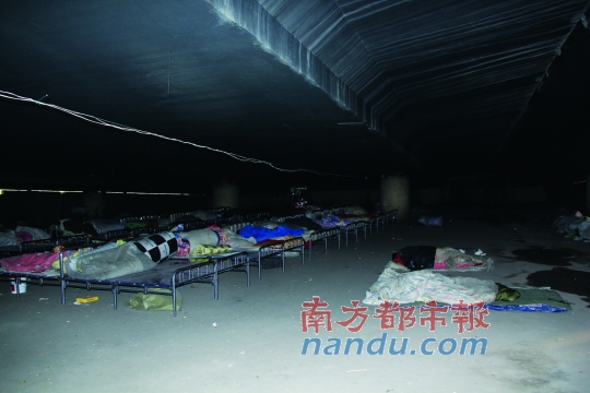 鄭州市中州大道鄭汴路口的民工安置點(diǎn)位于橋洞里。