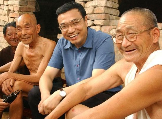 李克強(qiáng)在“棚改”過(guò)程中一再?gòu)?qiáng)調(diào)的“萬(wàn)事民為先”這句話，成為他日後主政的核心理念。新華社