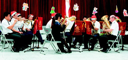 20名少年到士林地方法院演奏圣誕歌曲，掌聲如雷。 臺(tái)灣《聯(lián)合報(bào)》