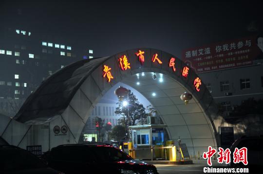 圖為24日晚上，一名遇難孩童家屬向記者講訴事故發(fā)生經(jīng)過(guò)。 劉占昆 攝