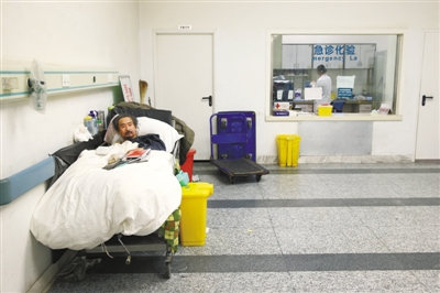 姚四海的病床占了兩三個(gè)病床的位置，他5年沒交過錢。