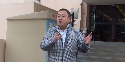 曾志偉面對媒體。