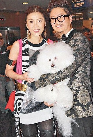 周麗淇（左）、設(shè)計師何國鉦。
