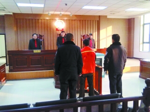 賈正武庭審現(xiàn)場。本報記者 郭玉紅 攝