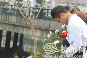 幾天來，不斷有永康市民自發(fā)來到救人現(xiàn)場祭奠。