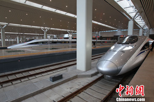 12月26日，河南鄭州，即將發(fā)車的京廣高鐵。當日，世界上運營里程最長的高速鐵路京廣高鐵正式開通運營，全程2298公里，全線設(shè)計時速350公里。中新社發(fā) 王中舉 攝