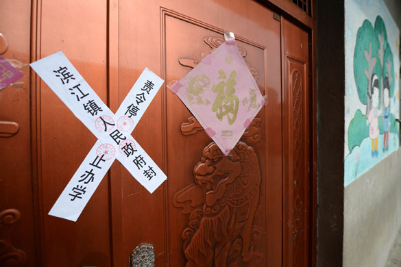 貴溪市濱江鎮(zhèn)春蕾幼兒園大門被貼上封條（2012年12月25日攝）。 攝影：新華社記者 周科