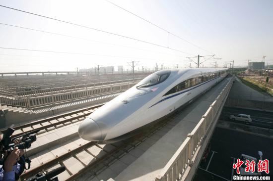 12月26日，世界上運(yùn)營里程最長的高速鐵路北京至廣州高速鐵路將全線貫通，全程僅需7小時59分。中新社發(fā) 侯宇 攝 視頻：實(shí)拍京廣高鐵:從溫暖花城到寒冷京城 來源:中國新聞網(wǎng)