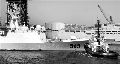 12月22日，中國海軍第十二批護航編隊“常州”號導彈護衛(wèi)艦駛離澳大利亞悉尼花園島海軍基地。當天，中 國海軍第十二批護航編隊結束對澳大利亞的訪問，啟程回國。新華社發(fā)