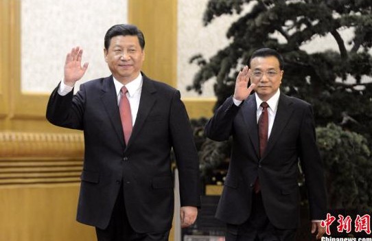 11月15日，新當(dāng)選的中共中央總書(shū)記習(xí)近平和中共中央政治局常委李克強(qiáng)、張德江、俞正聲、劉云山、王岐山、張高麗在北京人民大會(huì)堂與中外記者見(jiàn)面。圖為習(xí)近平、李克強(qiáng)向記者揮手致意(中新社發(fā) 廖攀 攝)