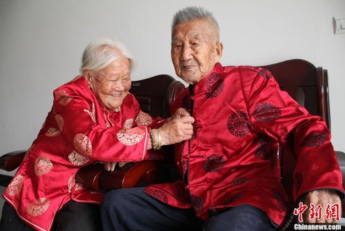 江蘇百歲老人葛克圣、闕金芳已結(jié)婚80年，慶祝重陽節(jié)(資料圖。  