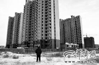 寒風(fēng)中，姜凱喜望著已經(jīng)封頂?shù)男^(qū)心里很失落