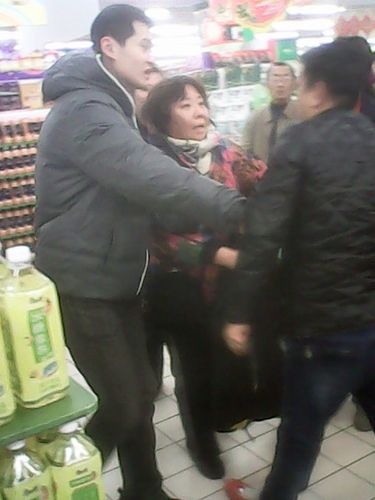 李村華潤(rùn)萬家顧客因排隊(duì)斗毆 超市:去外面打