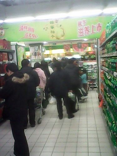 李村華潤(rùn)萬家顧客因排隊(duì)斗毆 超市:去外面打