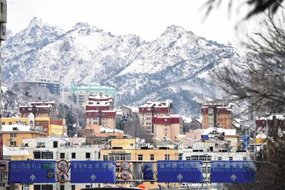 青島迎來(lái)入冬最大雪漫過(guò)腳踝 今明氣溫跌至-8℃