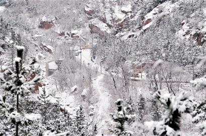 大雪封山驢友進(jìn)山玩走你