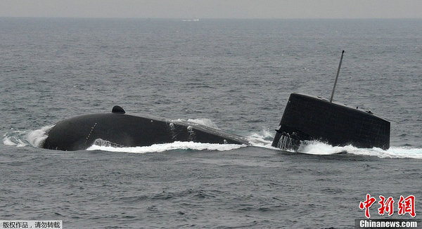 資料圖：日本海上自衛(wèi)隊(duì)潛艇浮出水面。