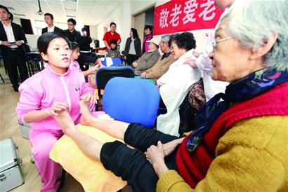 記者調(diào)查發(fā)現(xiàn)時間和金錢絆住回家的腳步 多數(shù)單位的探親假有名無實(shí)