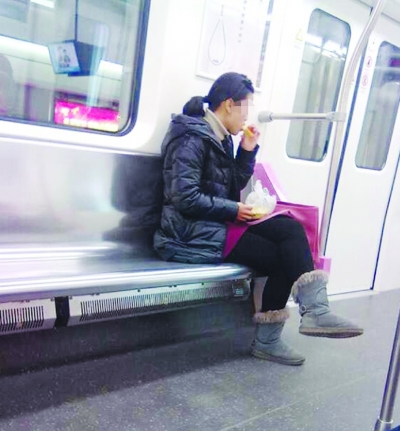 有乘客在地鐵車廂進(jìn)食。 @我是善良的佩佩 攝