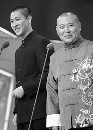 央視蛇年春晚語(yǔ)言類節(jié)目終審，郭德綱意外亮相。大家驚訝之余，開(kāi)始關(guān)心他是否會(huì)與徒弟曹云金同臺(tái)。而根據(jù)知情人士透露，郭德綱和曹云金的春晚節(jié)目均已通過(guò)審查。