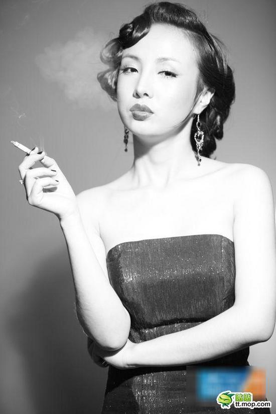 干露露推APP頻發(fā)性感私照 半裸透視嫵媚弄姿毫無(wú)下限