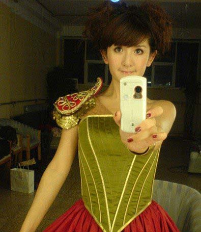 謝娜罕見大學(xué)宿舍寢室私照曝光 清純甜美判若兩人