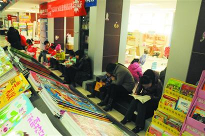記者在島城各大新華書店調查發(fā)現“老中青蹭書族”占六成以上
