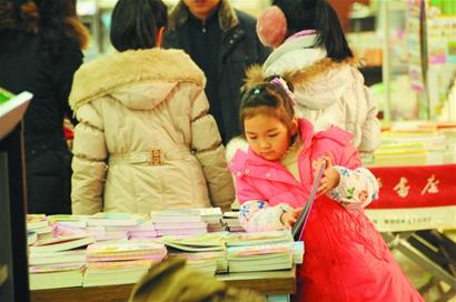 記者在島城各大新華書店調查發(fā)現“老中青蹭書族”占六成以上