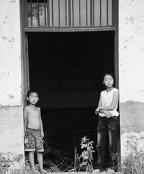 周飛龍遇害后，妻子改嫁，留下一對(duì)年幼的兒女。
