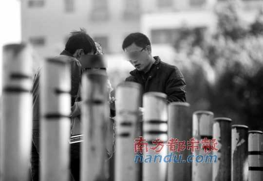 2012年12月31日，收教所醫(yī)生（圖中戴眼鏡背包男）約阿平來到石巖影劇院門前交易，記者偷拍下全過程。 南都記者 霍健斌 攝