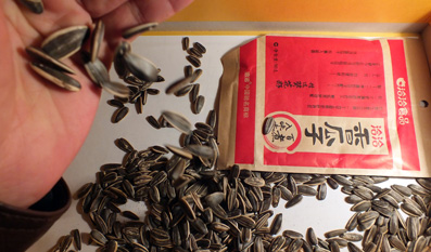 洽洽瓜子在生產(chǎn)流程中存在眾多問題，其中香精的使用問題最為引人矚目。 IC 供圖