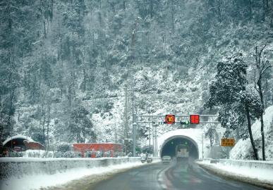 白雪覆蓋的雅西高速泥巴山隧道。張磊攝