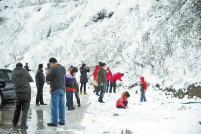 乘客在土山崗停車區(qū)休息時拍照賞雪。張磊攝