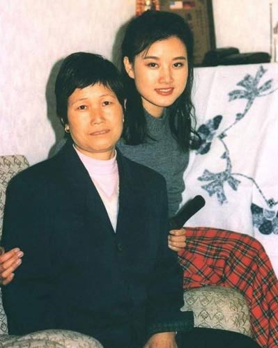 宋祖英自曝和老公一見(jiàn)鐘情 與趙本山秘照曝光