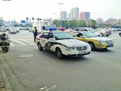 大圖為交警在事發(fā)現(xiàn)場(chǎng)，小圖為賣椰奶的面包車。視頻截圖