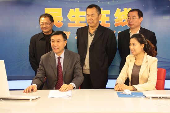 青島市經(jīng)濟信息化委員會副主任王安民（一排左一）與網(wǎng)民在線交流 （攝影 周琦）